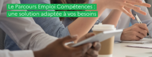 "PEC ; une solution adaptée à vos besoins" image de mains de personnes autour d'une table